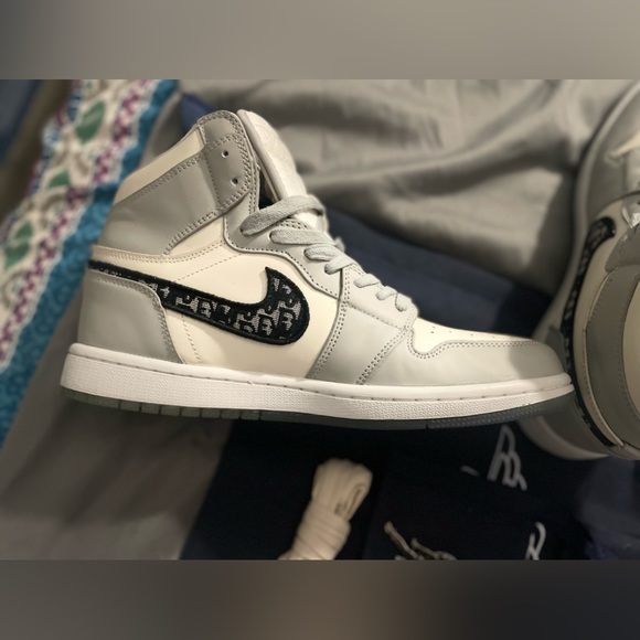 These are Air Jordan/Dior One of a kind/Authentic special edition high-tops. - Picture 5 of 11